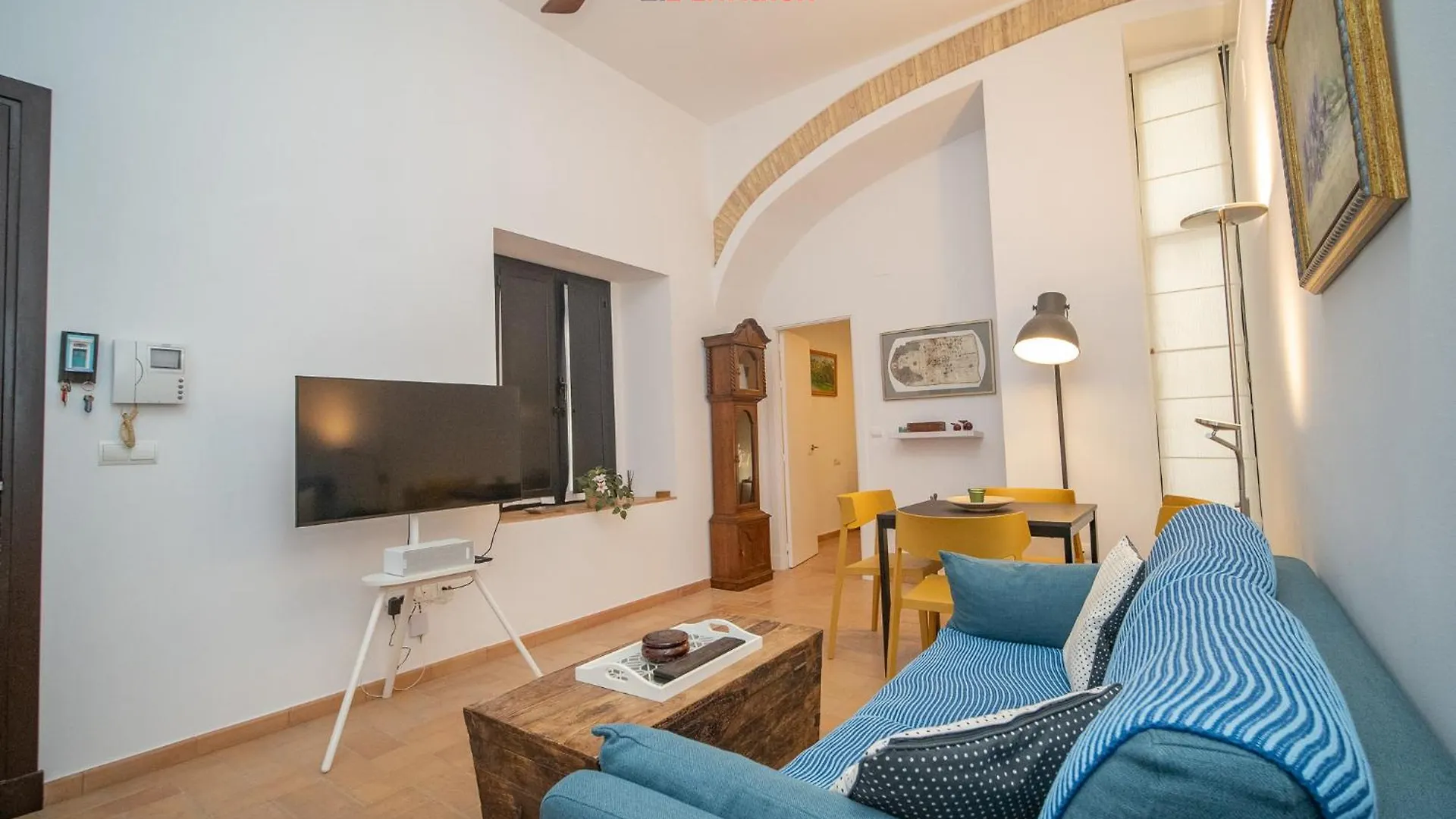 El Anfitrion - Palacio XVIIIの連絡先